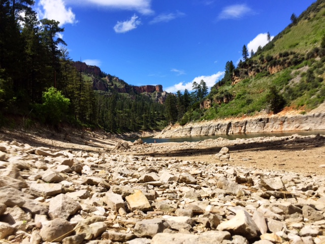 La rivière a encore des remontées à faire.