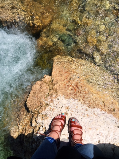 L'eau qui s'écoulait dans la rivière était si pure qu'elle était claire.